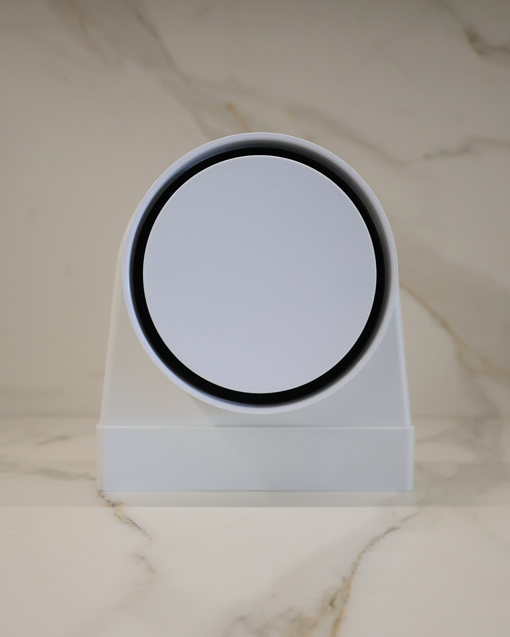 GRATKA SLIM 150 assembled with white magnetic decorative panel, minimalist round flush mount design